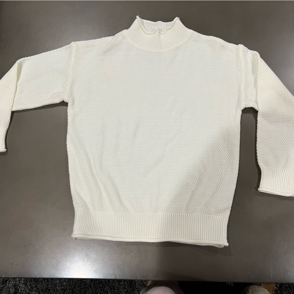Light comfortable mock neck sweater size small